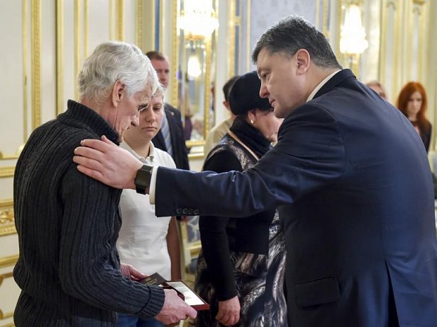 Порошенко посмертно наградил 118 воинов АТО, в том числе «киборгов»