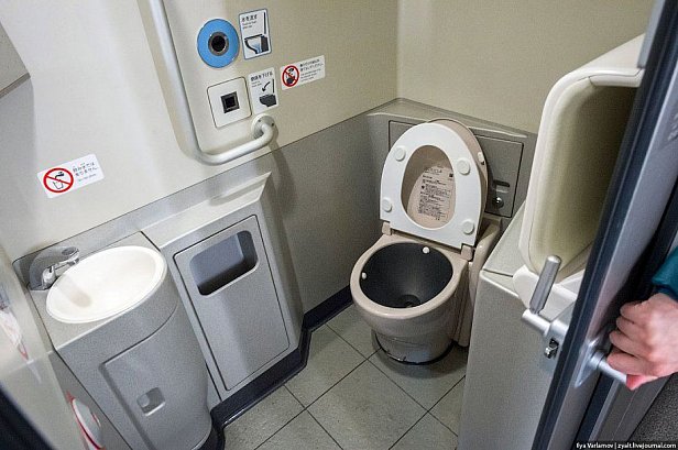 В Укрзализныце обосновали необходимость закупки туалетов за 1 млн грн