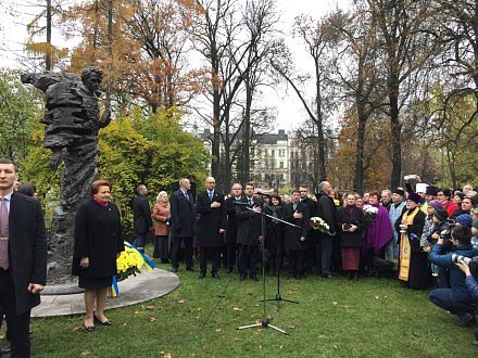 Яценюк и Страуюма открыли памятник Тарасу Шевченко в Риге 