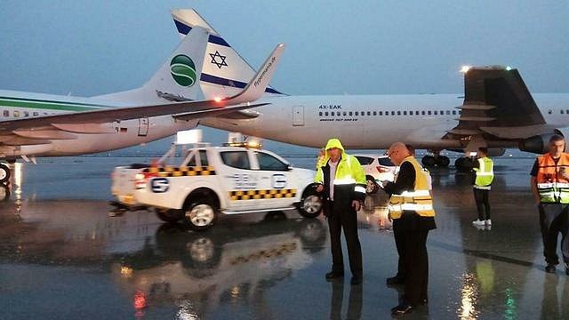 МОЛНИЯ: В аэропорту столкнулись два самолета