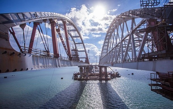 Строители Керченского моста не смогли состыковать металлические пролеты