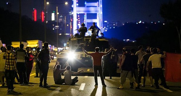 За попытку переворота в Турции уже задержали более 10 тыс человек