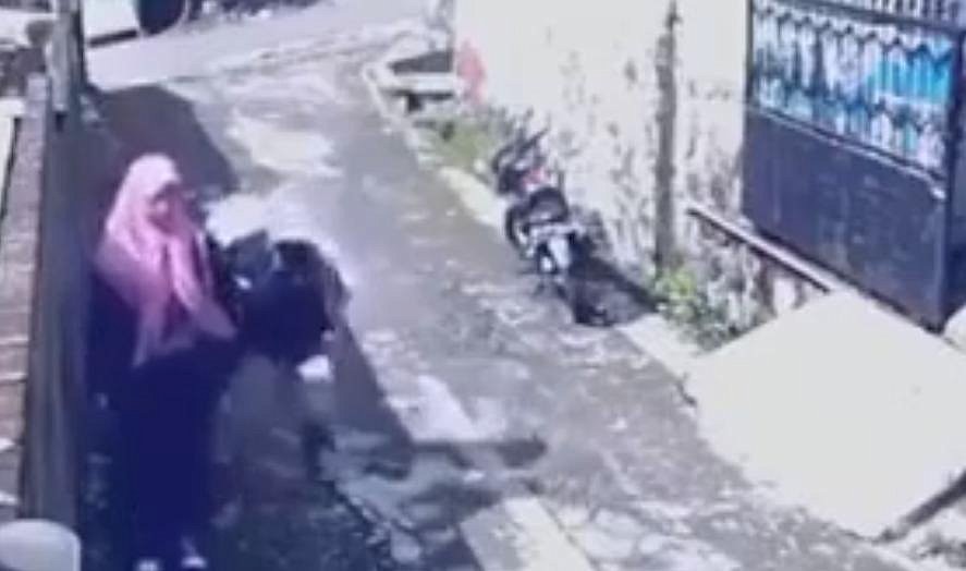 Видео дня: вор-неудачник отобрал у женщины сумочку. Смотрите, чем все закончилось. Видео