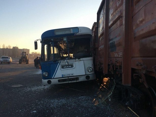 В Одесской области столкнулись поезд и автобус с людьми (фото)