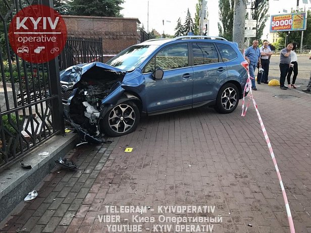 В Киеве автомобиль врезался в забор Апелляционного суда: есть пострадавшие