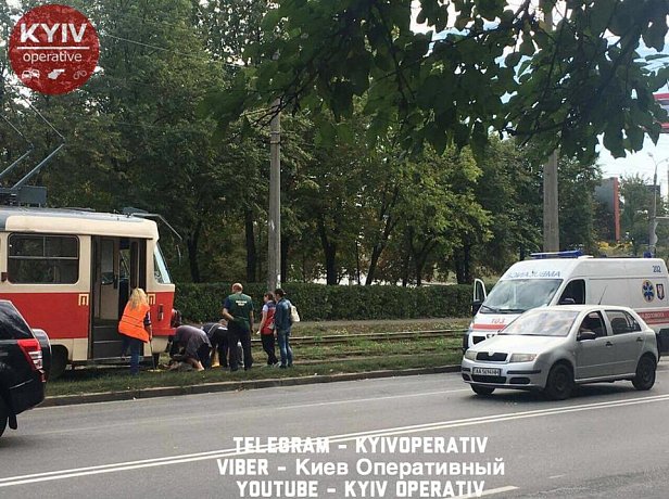 Несчастный случай: в Киеве человек попал под трамвай (фото) 