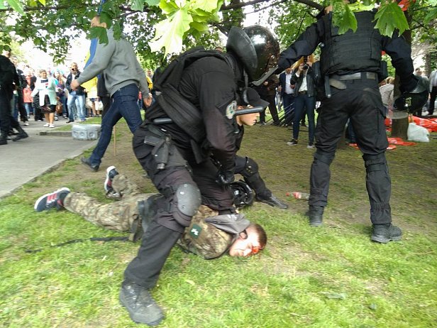 За организацию беспорядков в Днепре 9 мая «титушкам» заплатили по 600 грн
