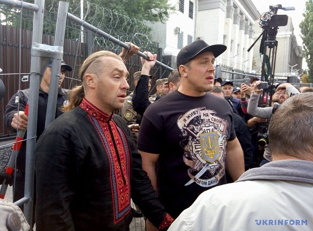 В Киеве у посольства РФ произошло столкновение свободовцев с полицией