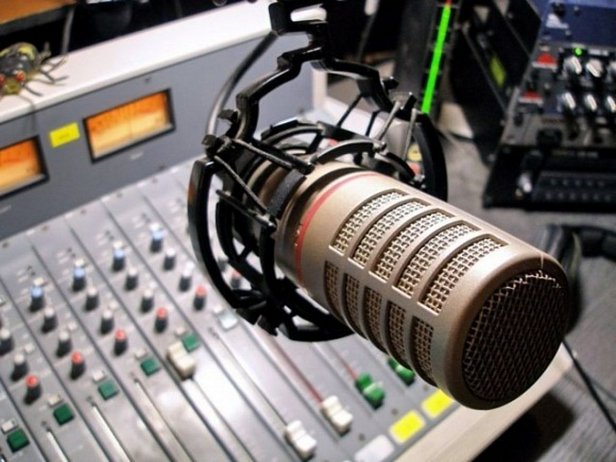 Порошенко подписал закон об увеличении украиноязычных квот на радио