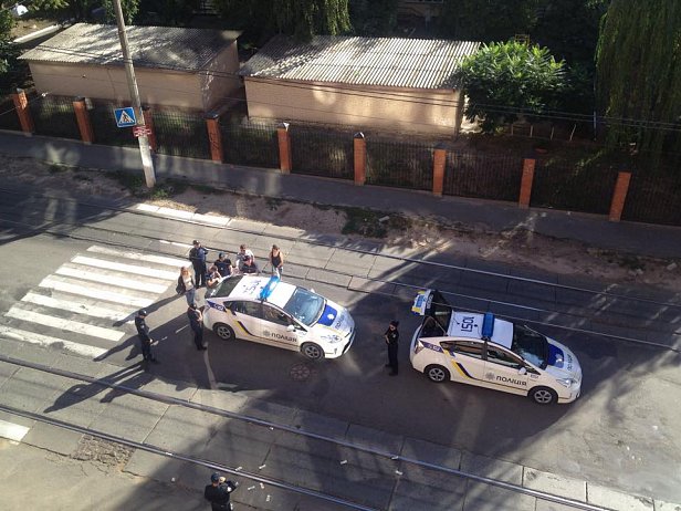 В Киеве нетрезвый водитель Bentley забросал полицейских долларами