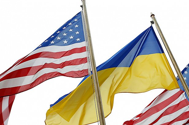На фото символы украинской и американской государственности - национальные флаги