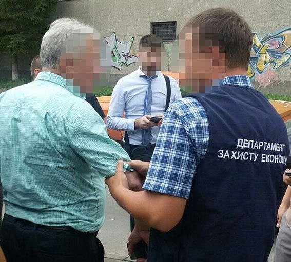 В Ровно завкафедрой одного из университетов попался на взятке 2 тыс долл