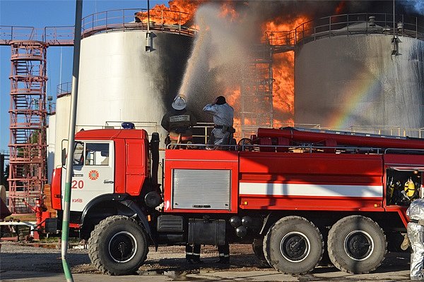 ГСЧС: на нефтебазе под Киевом продолжают гореть резервуары с топливом