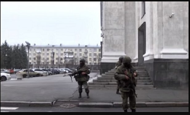 «Беркут» захватил Луганск, боевиков завозят из Ростова: кадры переворота (фото)