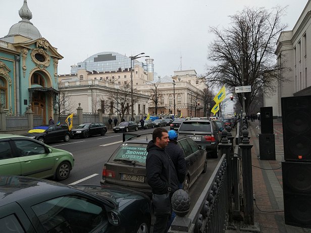 На фото активисты «Авто Евро Сила» на улице Грушевского по Верховной Радой