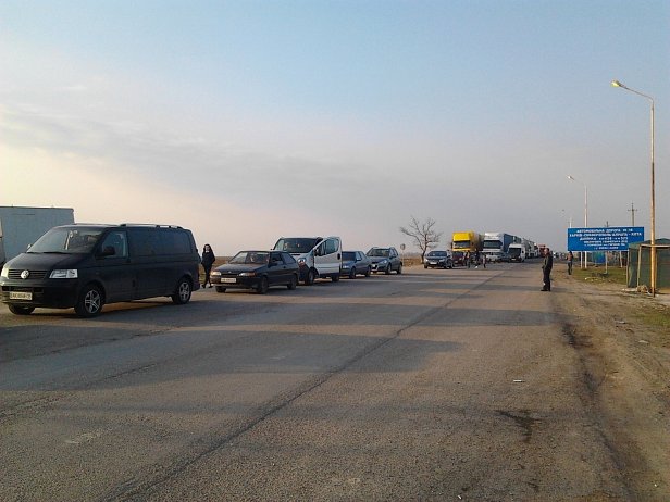ГПСУ: в Донбассе до тысячи авто стоят в очередях на границе