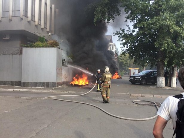 В Киеве неизвестные подожгли автомобильные шины под офисом Интера