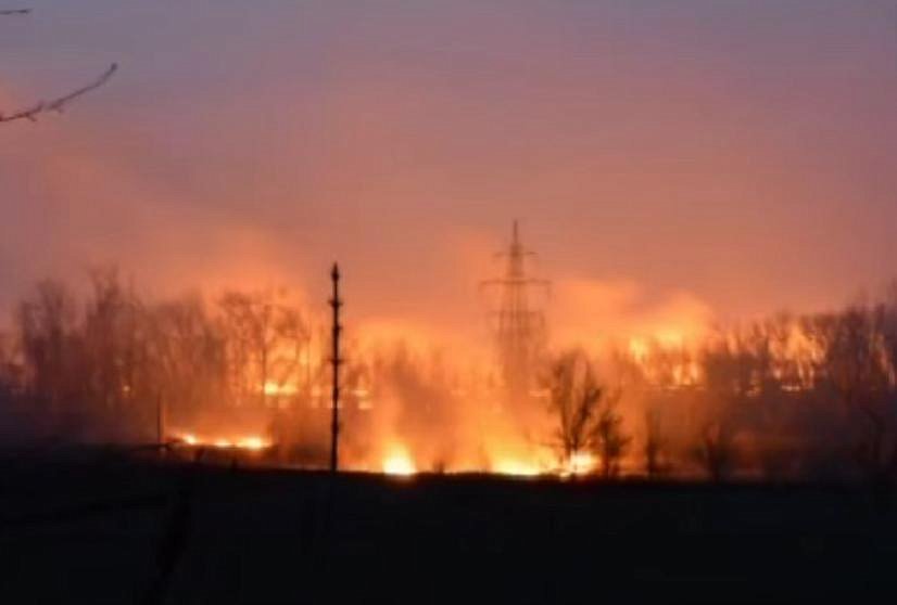 Украинские военные полностью сожгли позицию боевиков в районе Марьинки. Видео