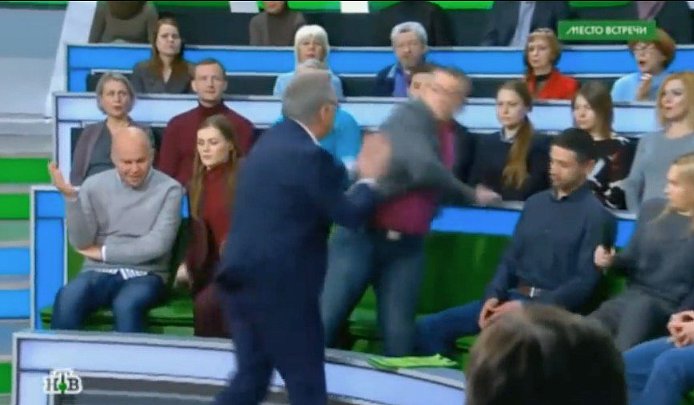 Российский ведущий напал с кулаками на украинца в прямом эфире