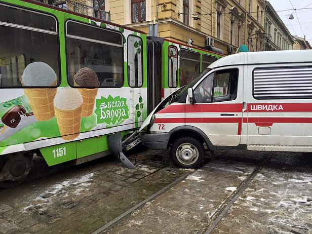 Во Львове скорая врезалась в трамвай: есть пострадавшие