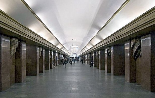 Станцию метро «Театральная» в Киеве закрыли из-за сообщения о минировании