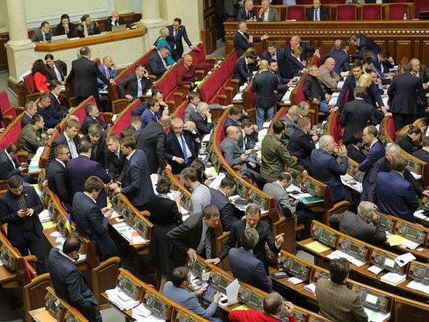 Рада после 5 часов обсуждения провалила новую редакцию закона о Конституционном суде