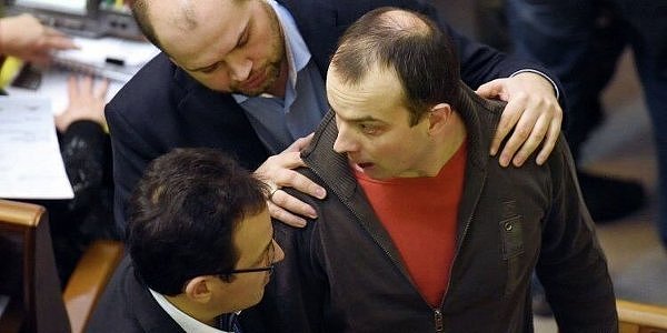 На фото - Соболев блокирует трибуну Рады