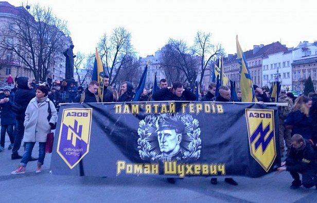 Активисты провели факельное шествие ко дню памяти Шухевича