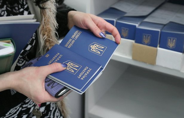 Как легально за 2 дня получить биометрический паспорт