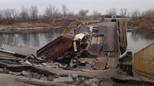 Взорван последний мост в Станице Луганской