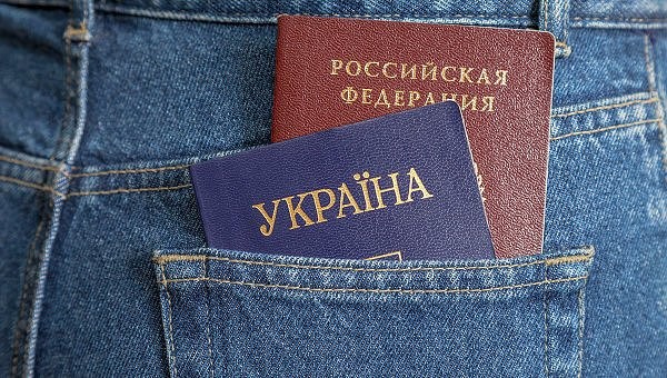 на фото  - паспорта Украины и России