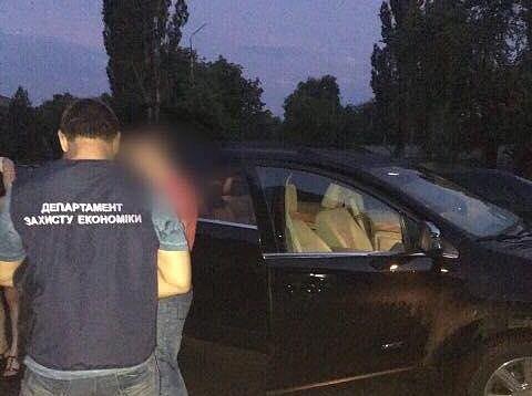 На фото  - задержание главы Госгеокадастра Луганщины
