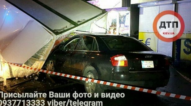 В Киеве авто снесло три киоска с шаурмой (+4 фото)
