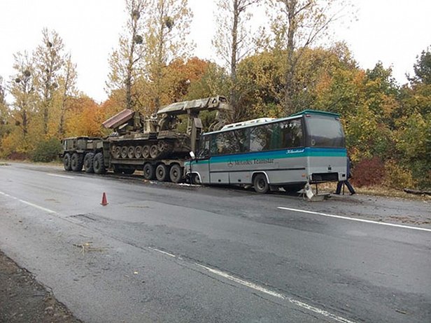 ДТП в Винницкой области: пассажирский автобус въехал в военный тягач
