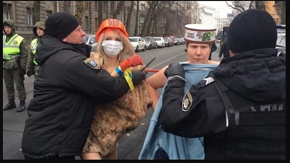 Под офисом Порошенко застукали голых женщин (фото 18+)