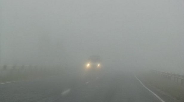 На фото дорога в тумане