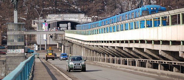На фото  - мост Метро в Киеве