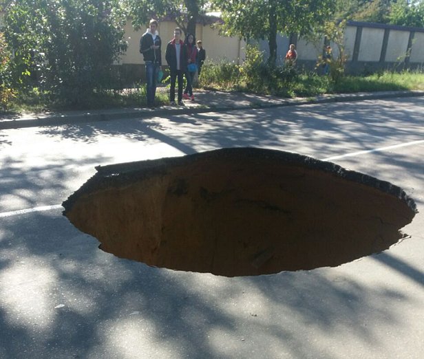 В Одессе посреди дороги образовался гигантский провал (фото)