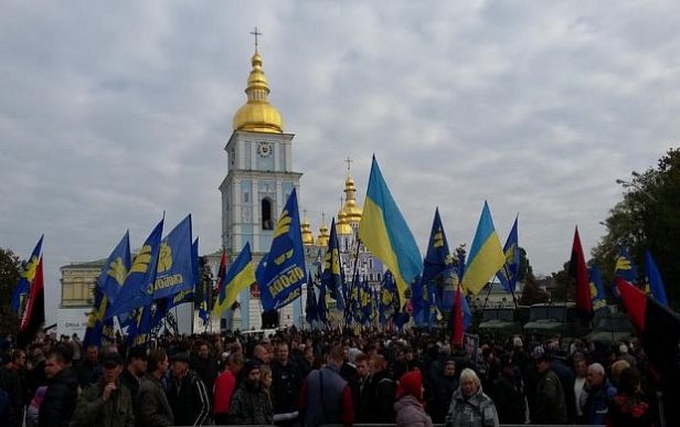 Правый сектор и Свобода вышли на Марш Героев в Киеве 