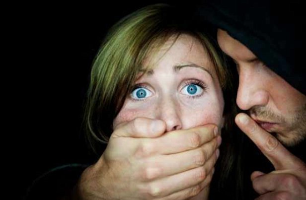 СРОЧНО: в Киеве изнасиловали женщину и выбили глаз (18+)