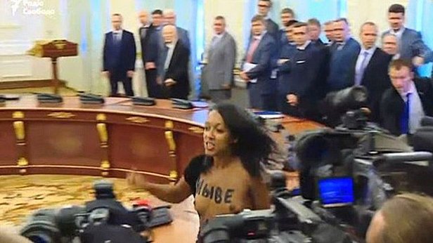 Добкин решил взять на поруки гологрудую активистку Femen Анжелину