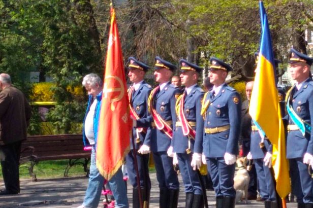 В киевском военном институте заметили советское знамя: фотофакт