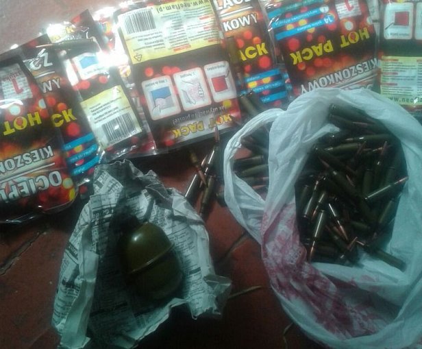 В Донецкой области пограничники обнаружили схрон с военным снаряжением и взрывчаткой