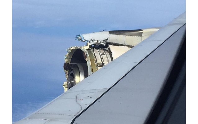 У пассажирского самолета в полете разрушилась обшивка двигателя (фотофакт)