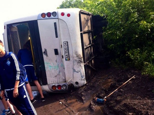 Автобус с юношеской командой Динамо перевернулся по дороге в Днипро