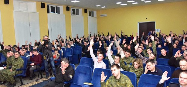 Более 500 полицейских просят Порошенко лишить неприкосновенности Парасюка (фото)
