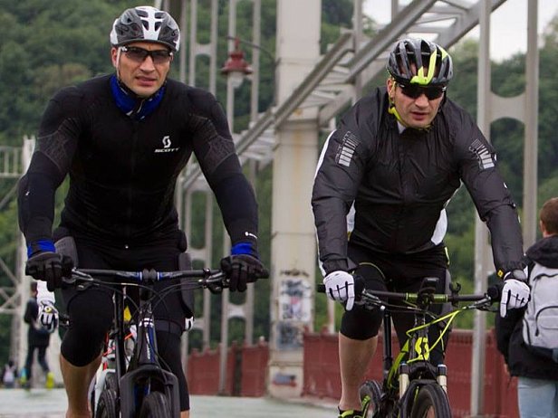 Виталий и Владимир Кличко на велосипедах