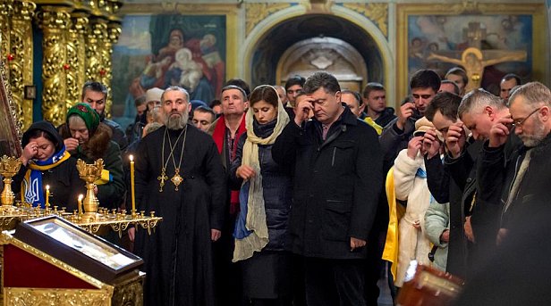 Петр Порошенко помолился вместе с киевлянами в память о разгоне студентов 