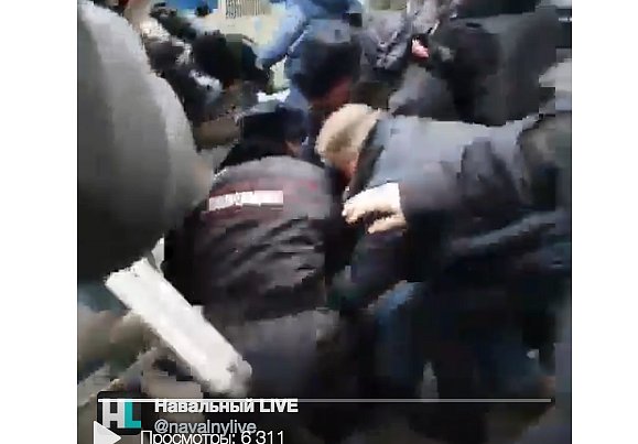 Появилось видео жесткого задержания Навального