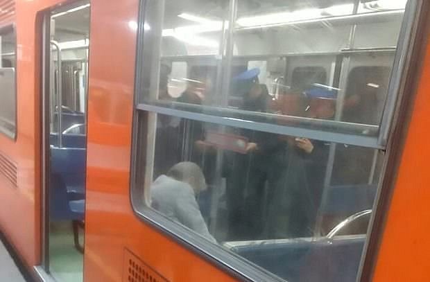 Пассажир умер в вагоне метро, но никто этому не придал значения (фото)